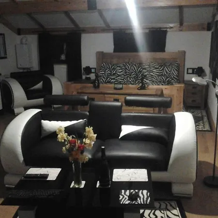 Dom wakacyjny Swallows Cottage, *